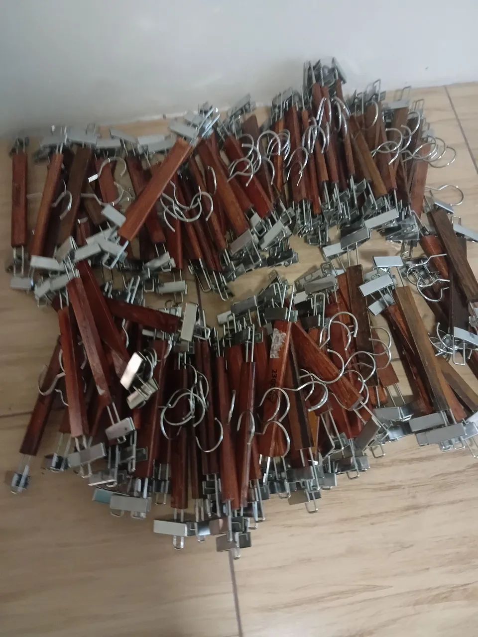 Vendo cento e trinta cabides de madeira.R$4,50 cada - Foto 2