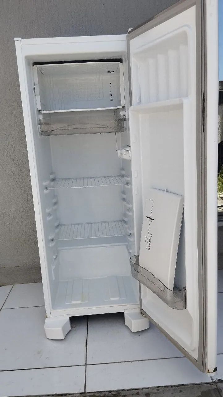 VENDO GELADEIRA ELETROLUX 220V COM DEFEITO 