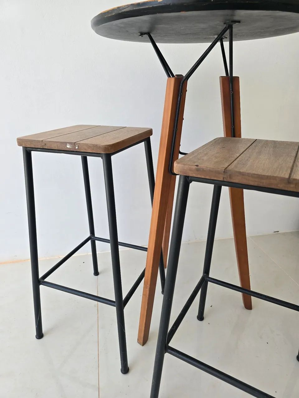 Vendo mesa bistrô com bancos TokStok