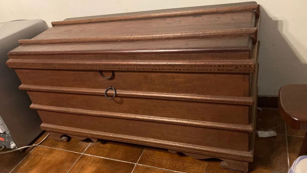 Vendo Baú antiguidade. Madeira maciça em ótimo estado 
