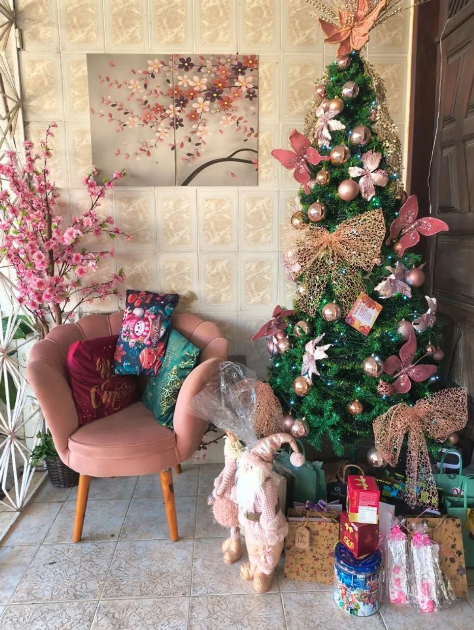 Árvore de Natal usada com enfeites