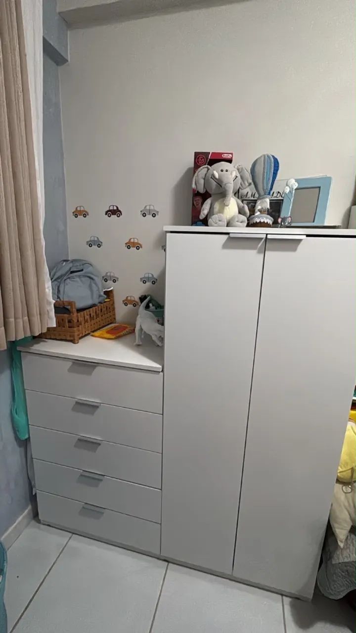 Cômoda de bebê junto com armário 