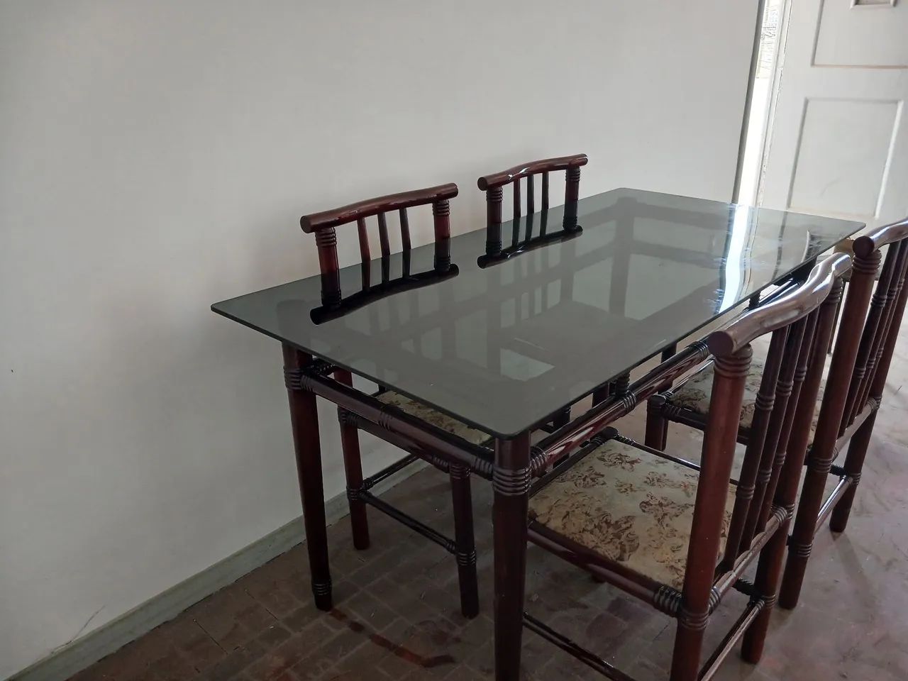 Vende-se uma mesa de jantar com 4 cadeiras em madeira  - Foto 2