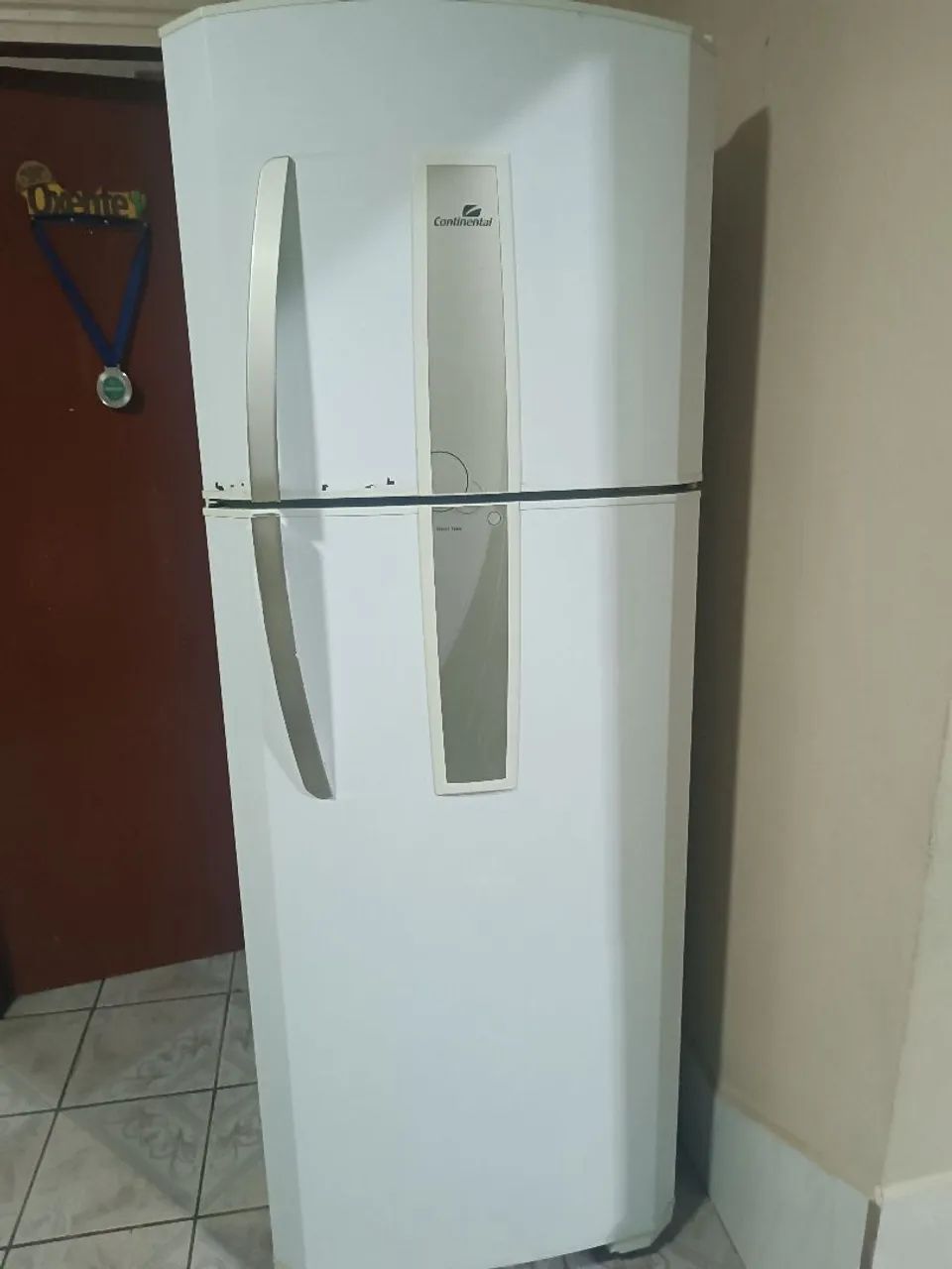 Vendo essa geladeira continental por 700 reais 