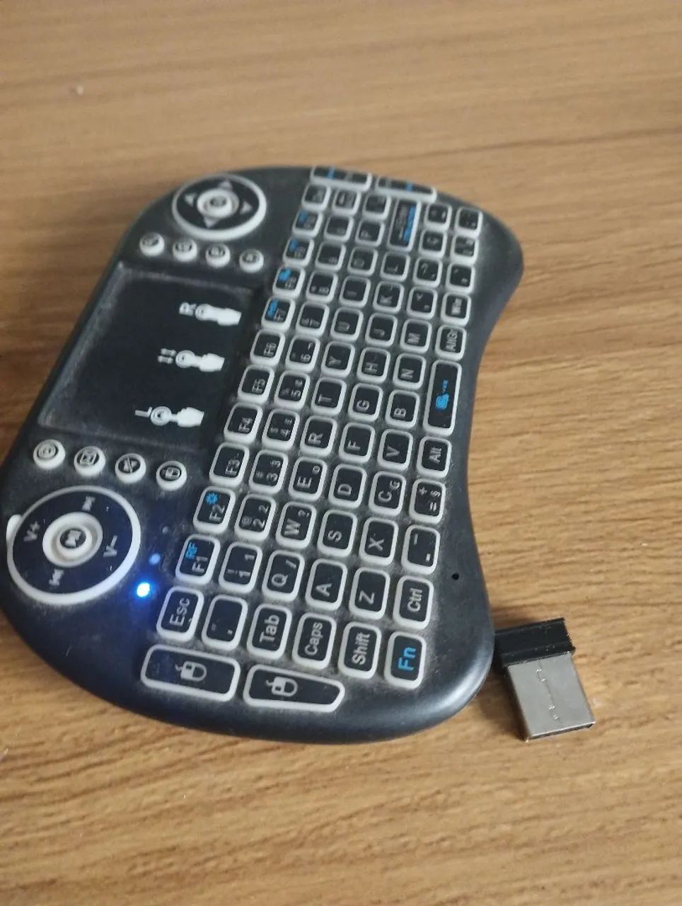 Mini teclado sem fio  com mouse acoplado  - Foto 2