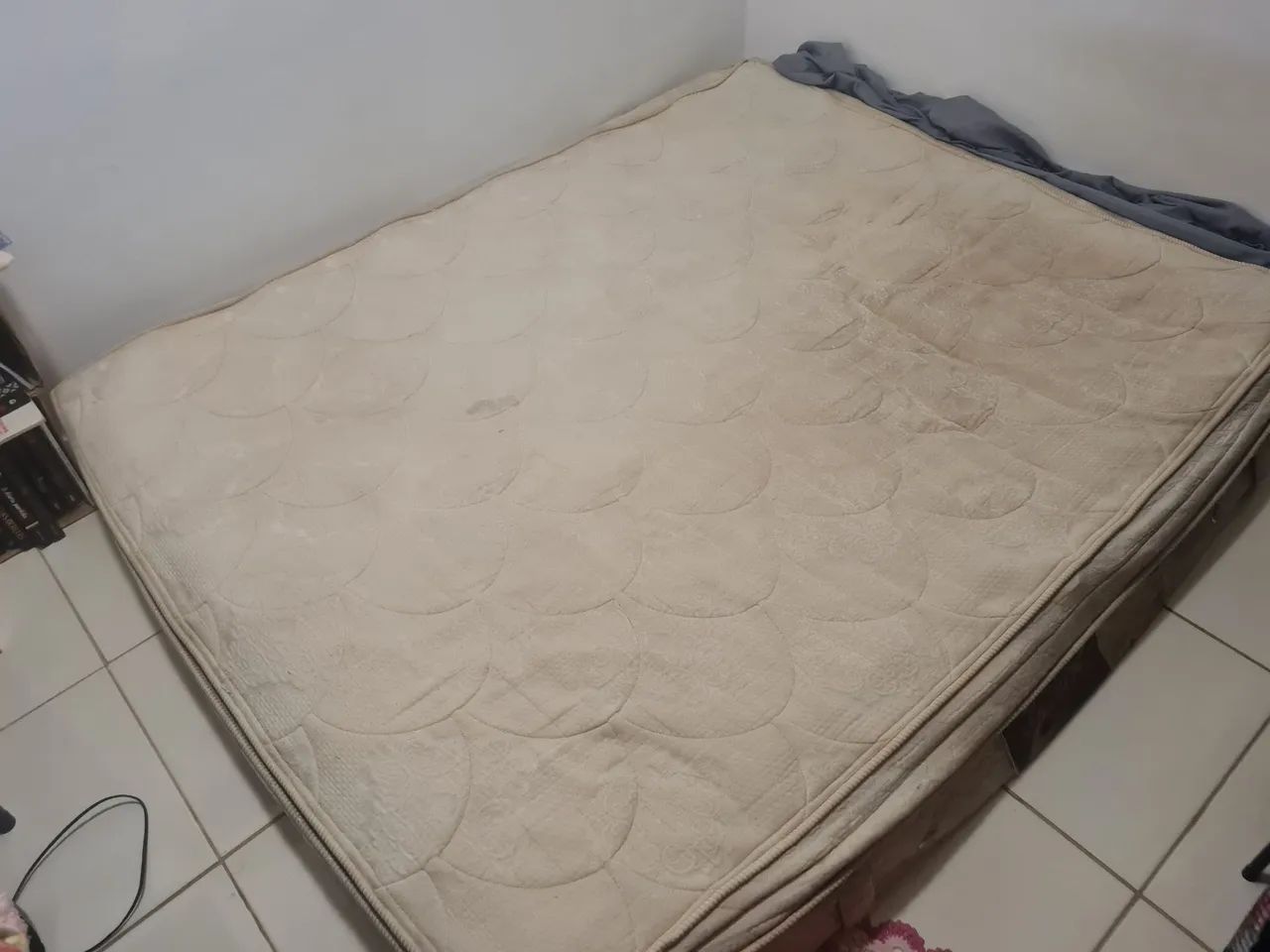 Colchão Queen usado e 2 lençóis  - Foto 4