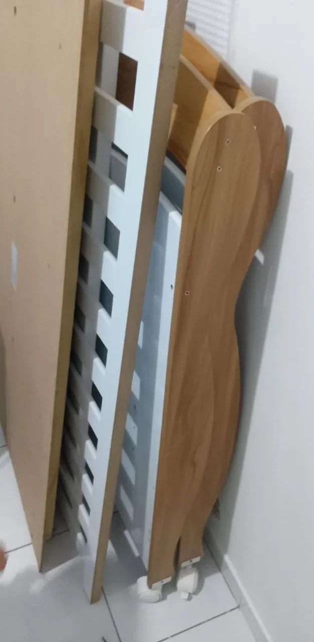 Vendo berço com rodinhas e vai com o colchão  - Foto 2