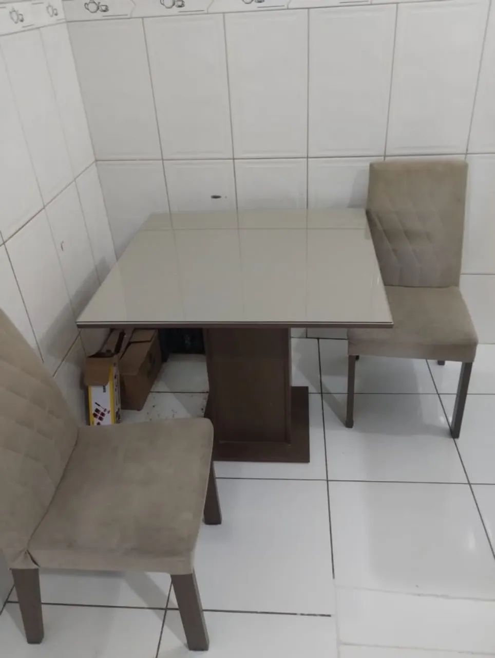 Mesa de jantar 90x90 com 4 cadeiras 
