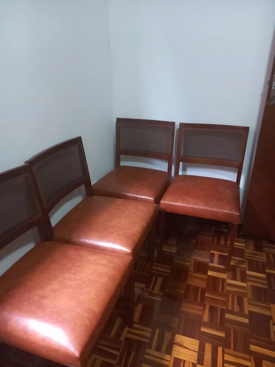 Vendo ou troco 4 cadeiras novas 270 cada