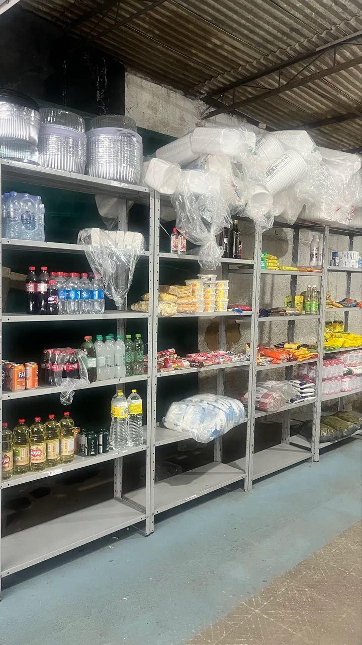 Frizer, balcão expositor e prateleiras de aço à venda 