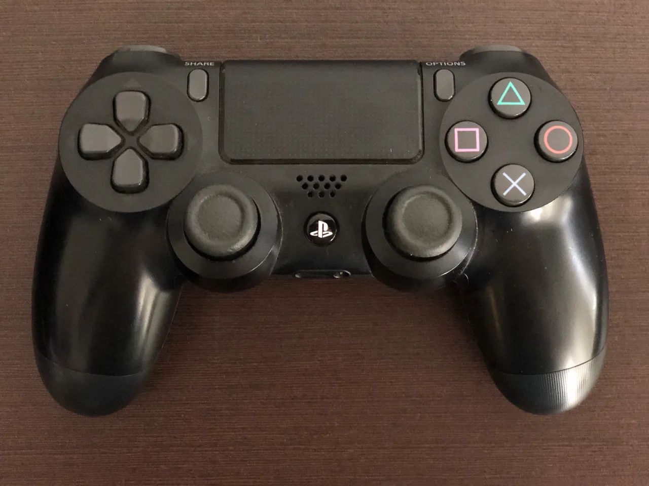 Dualshock 4 (ORIGINAL) na caixa.