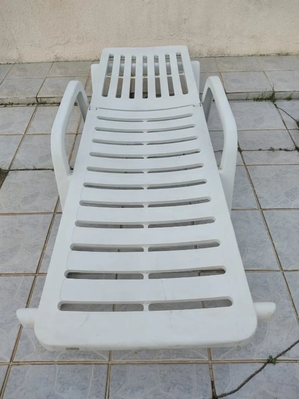 Espreguiçadeira plástico branca 3 posições. - Foto 2