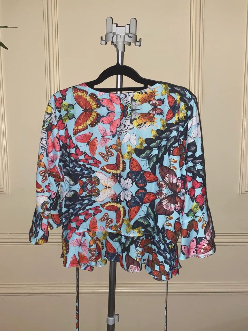 Blusa transpassada Limelight borboletas M - Foto 3
