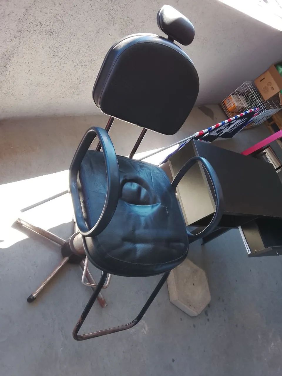 Cadeira de barbeiro e bancada 