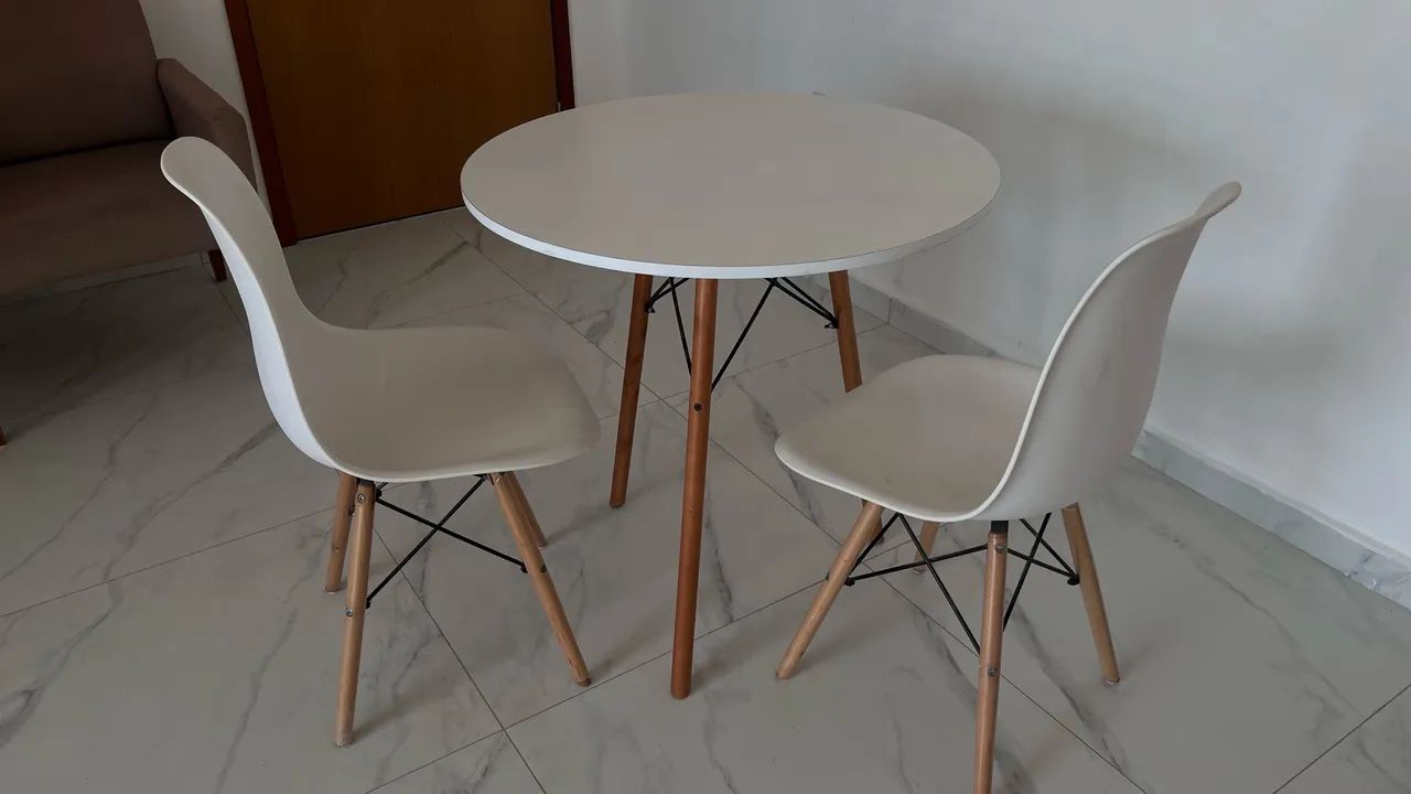 Mesa Eiffel + 2 cadeiras brancas 