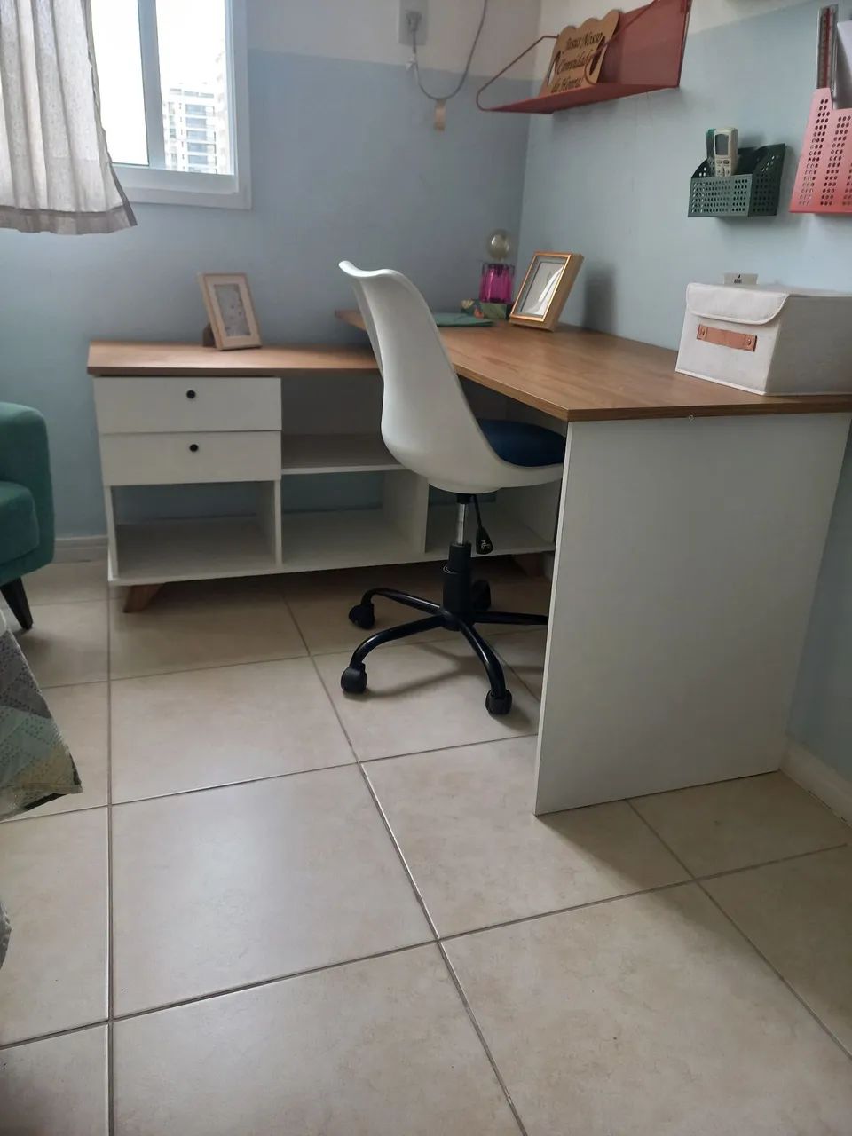 Mesa de escritório em mdf com gavetas e nichos 
