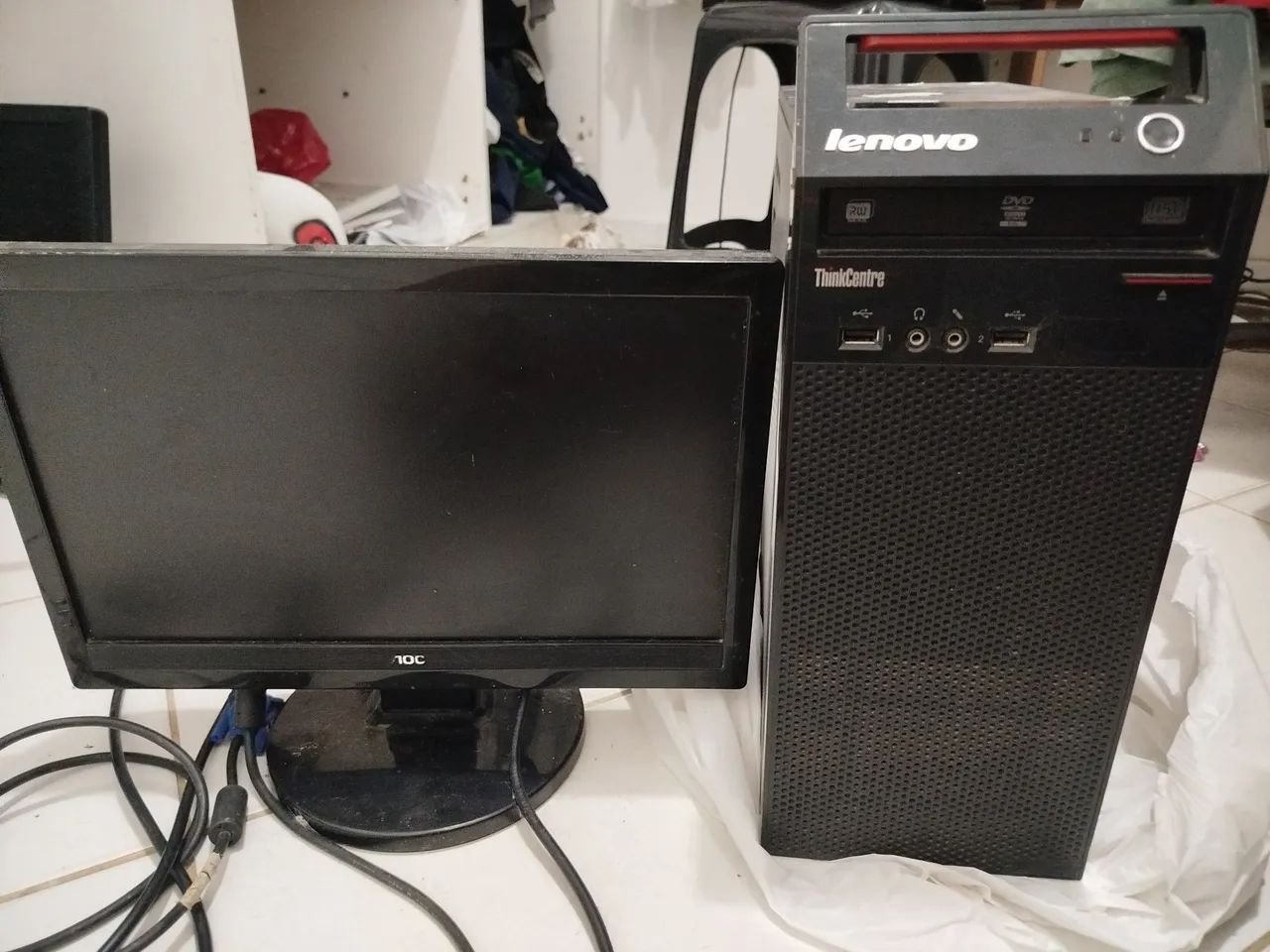 Doando um computador completo e 3 monitores funcionando normalmente e perfeitamente 