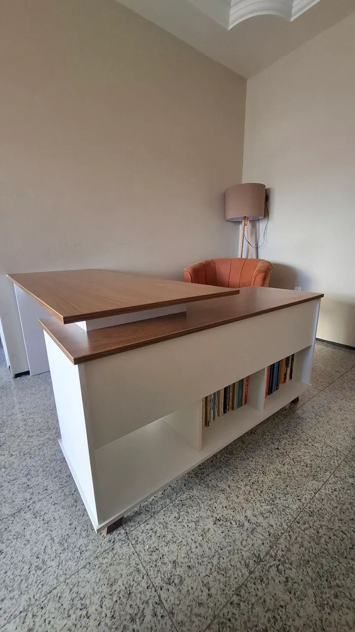 Mesa de escritório com gavetas e nichos