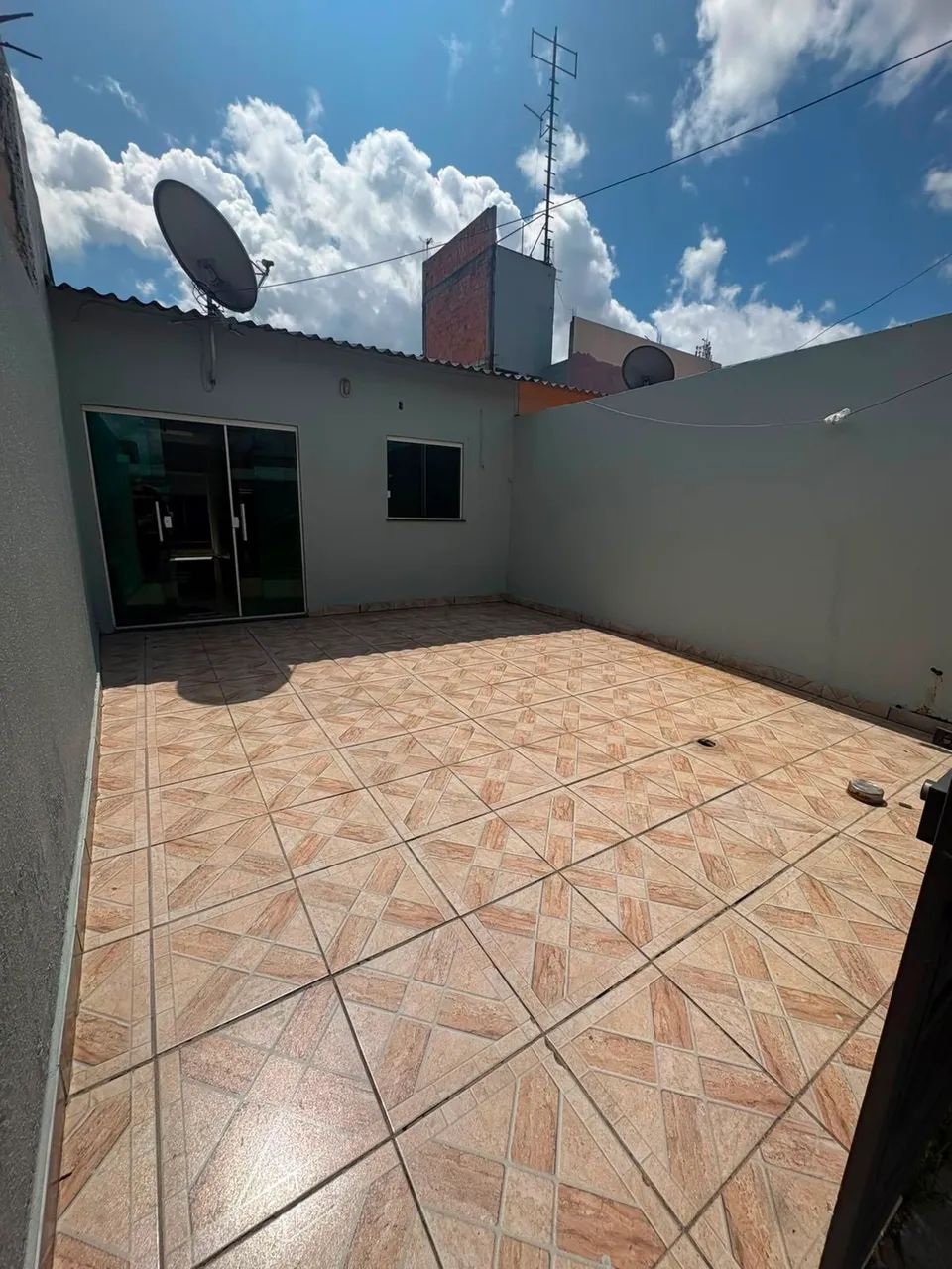 Vendo casa com 2 quartos na colônia terra nova 