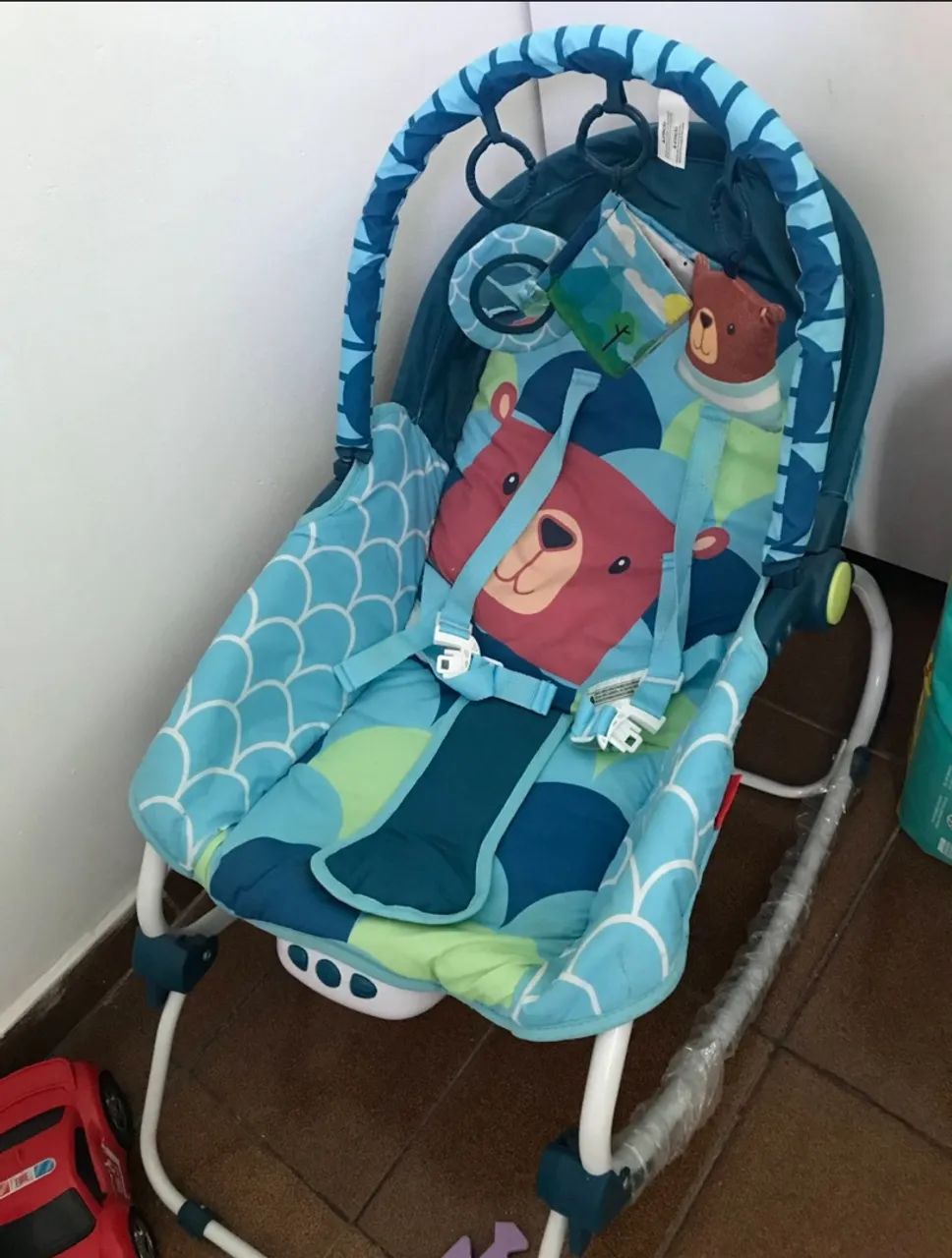 Cadeirinha balanço vibra e toca música 