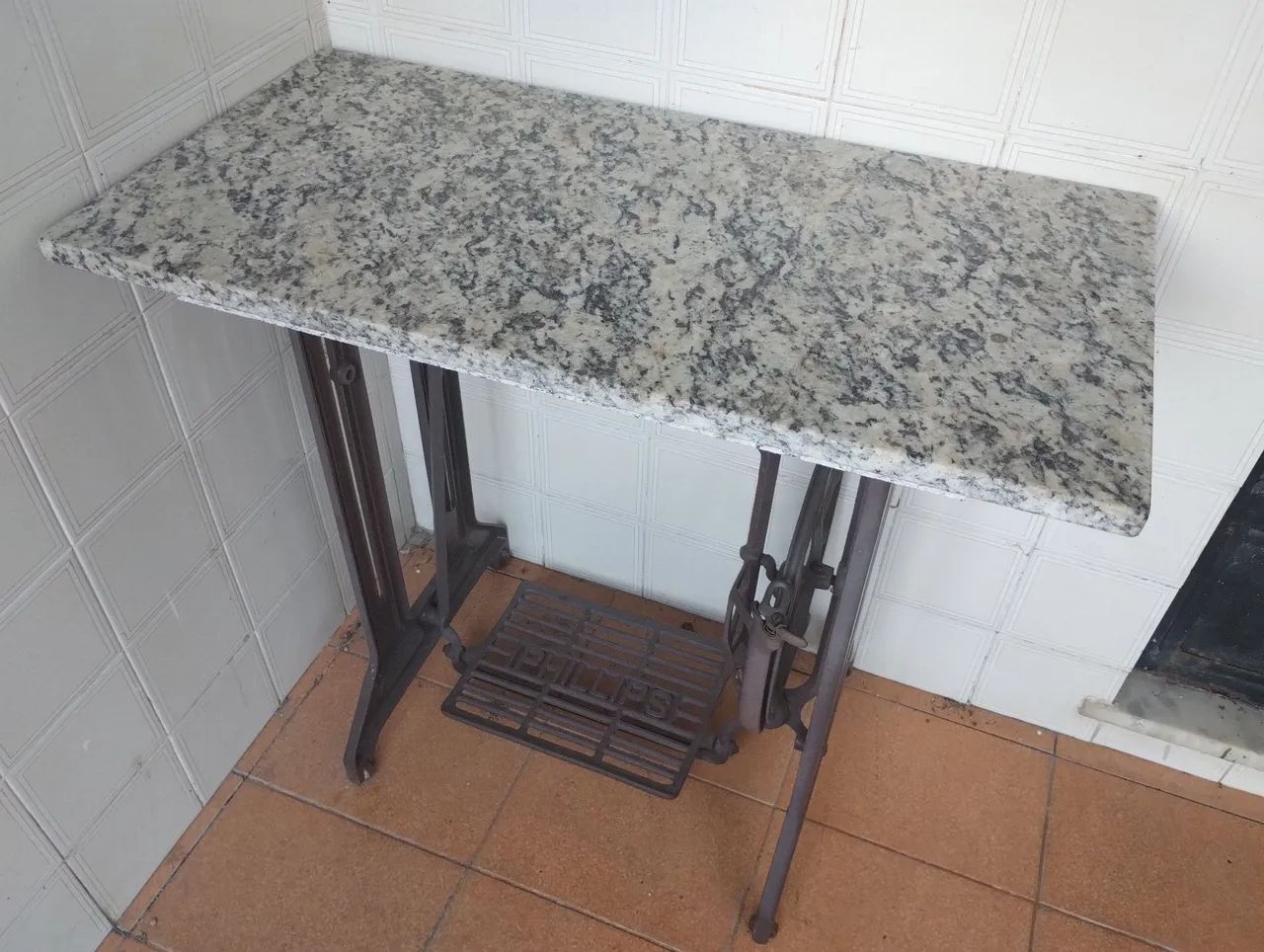 Mesa com pé de ferro Singer 