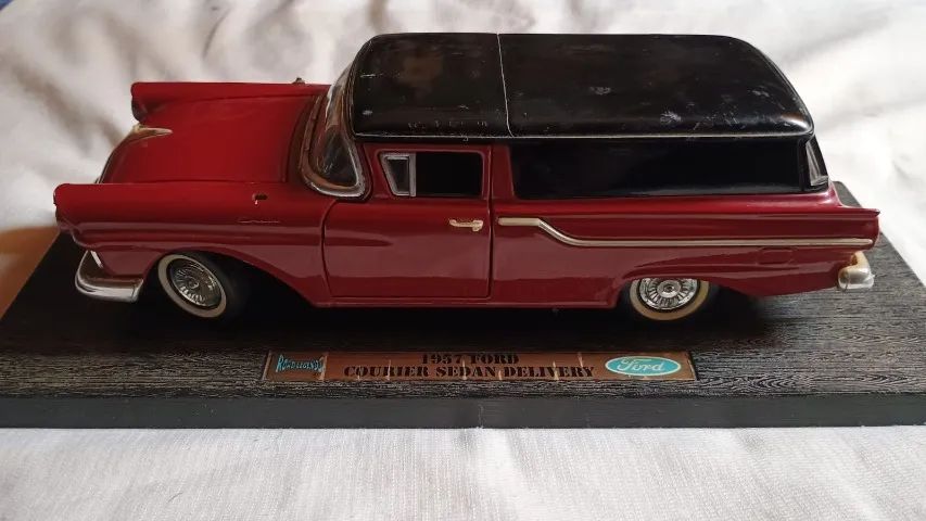 Rara Miniatura 1/18 Ford Courier 1957 Road Legends com Base - Foto 5