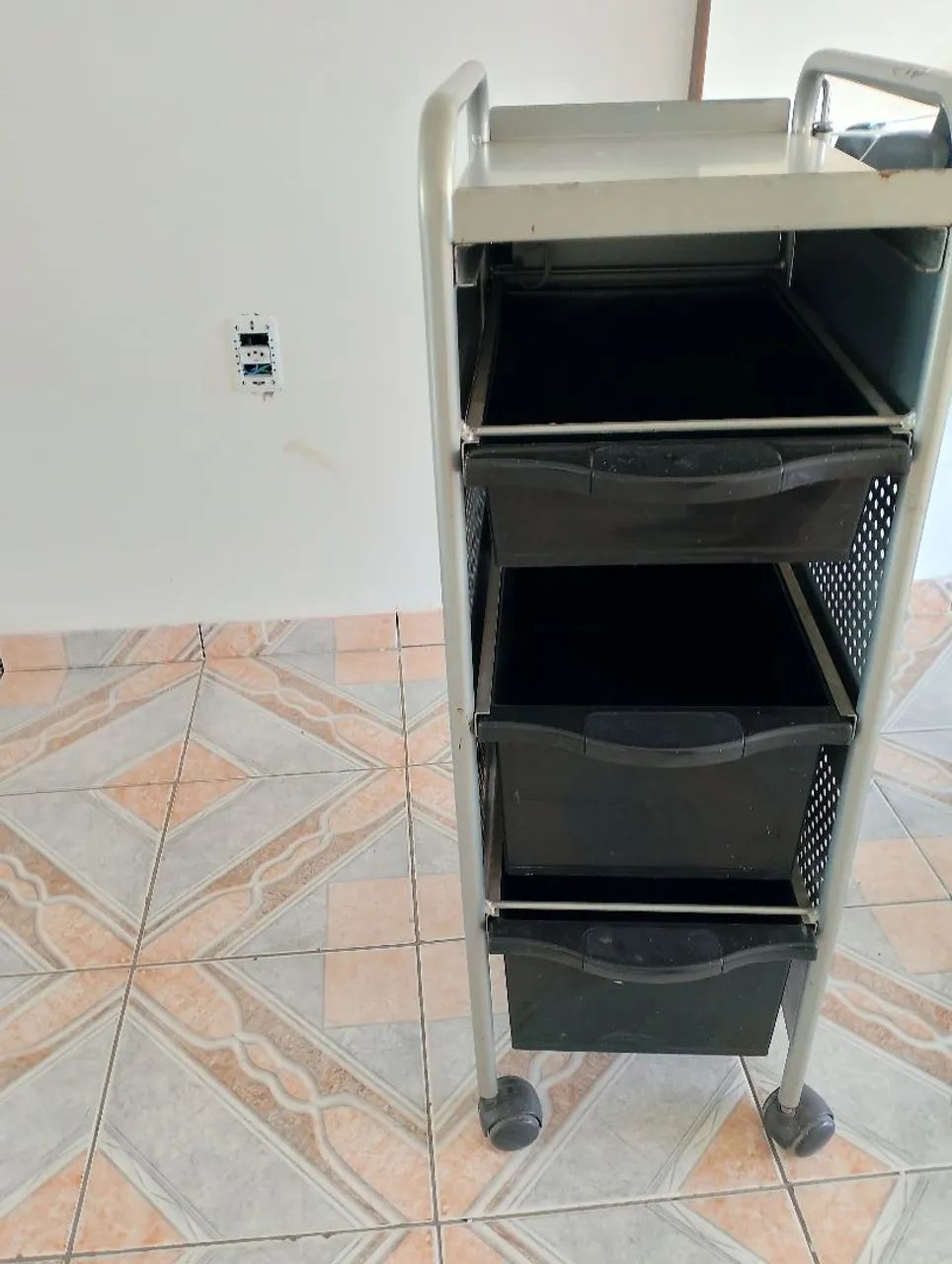 Carrinho auxiliar para salão  - Foto 2