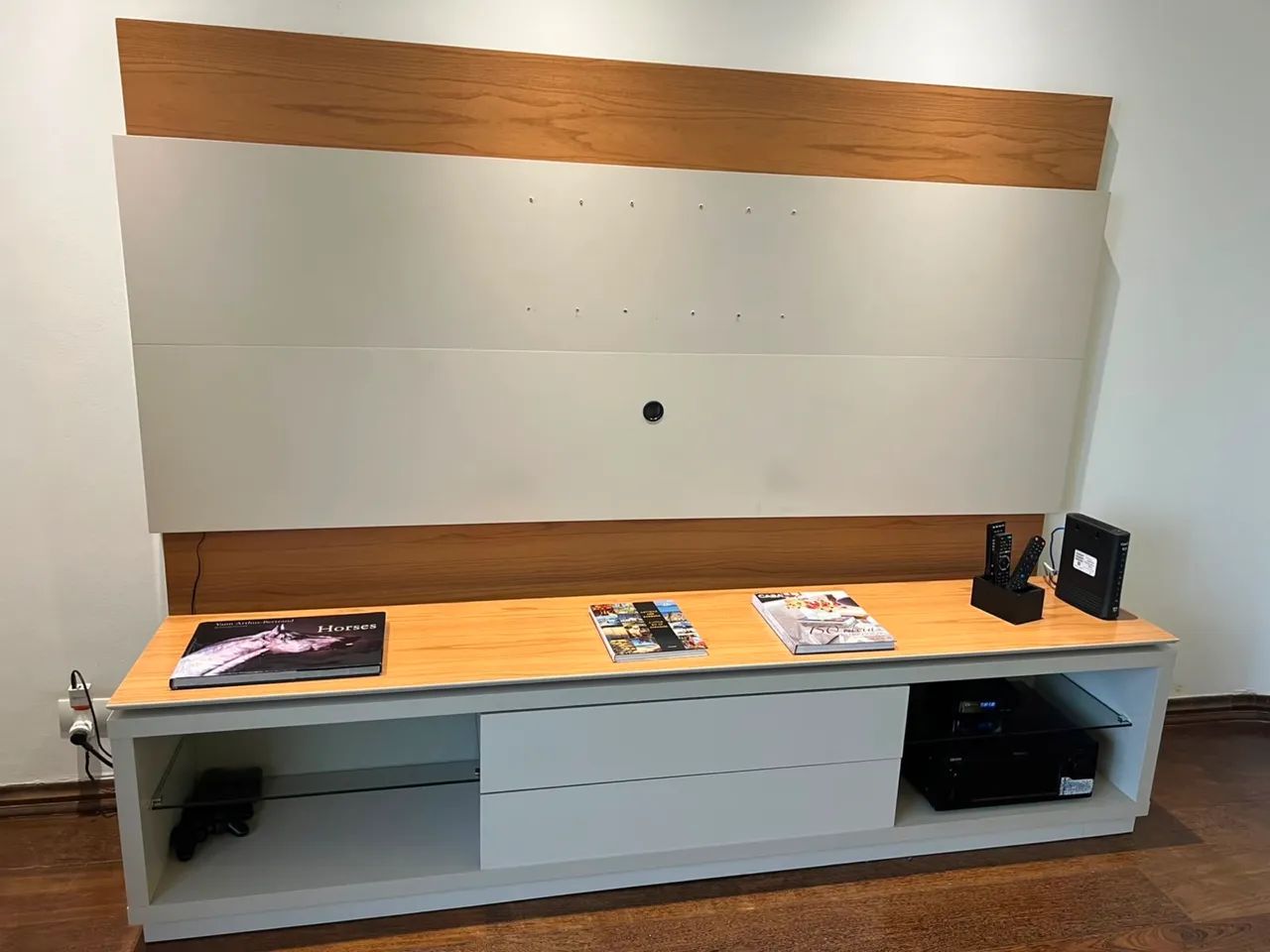 Rack com Painel para TV - Off-White e Amadeirado com Gavetas e Prateleiras de Vidro - Foto 3
