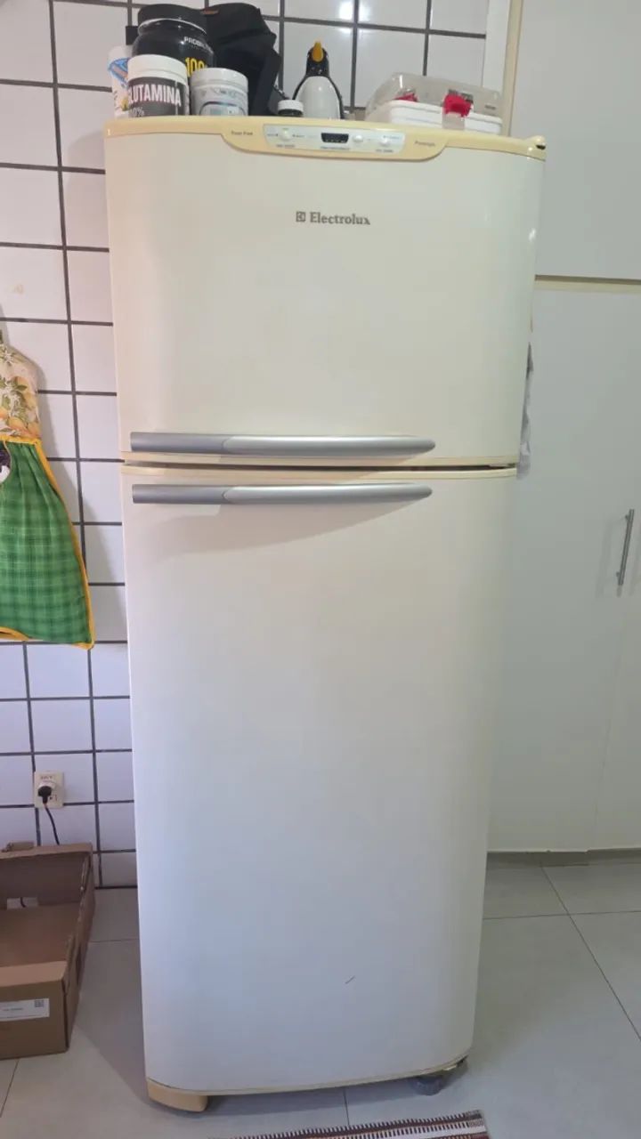 VENDO REFRIGERADOR ELECTROLUX DFF44 220V