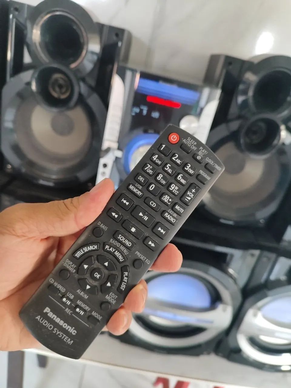 Mini system Panasonic 1660 whats de potência com oito caixas de som.