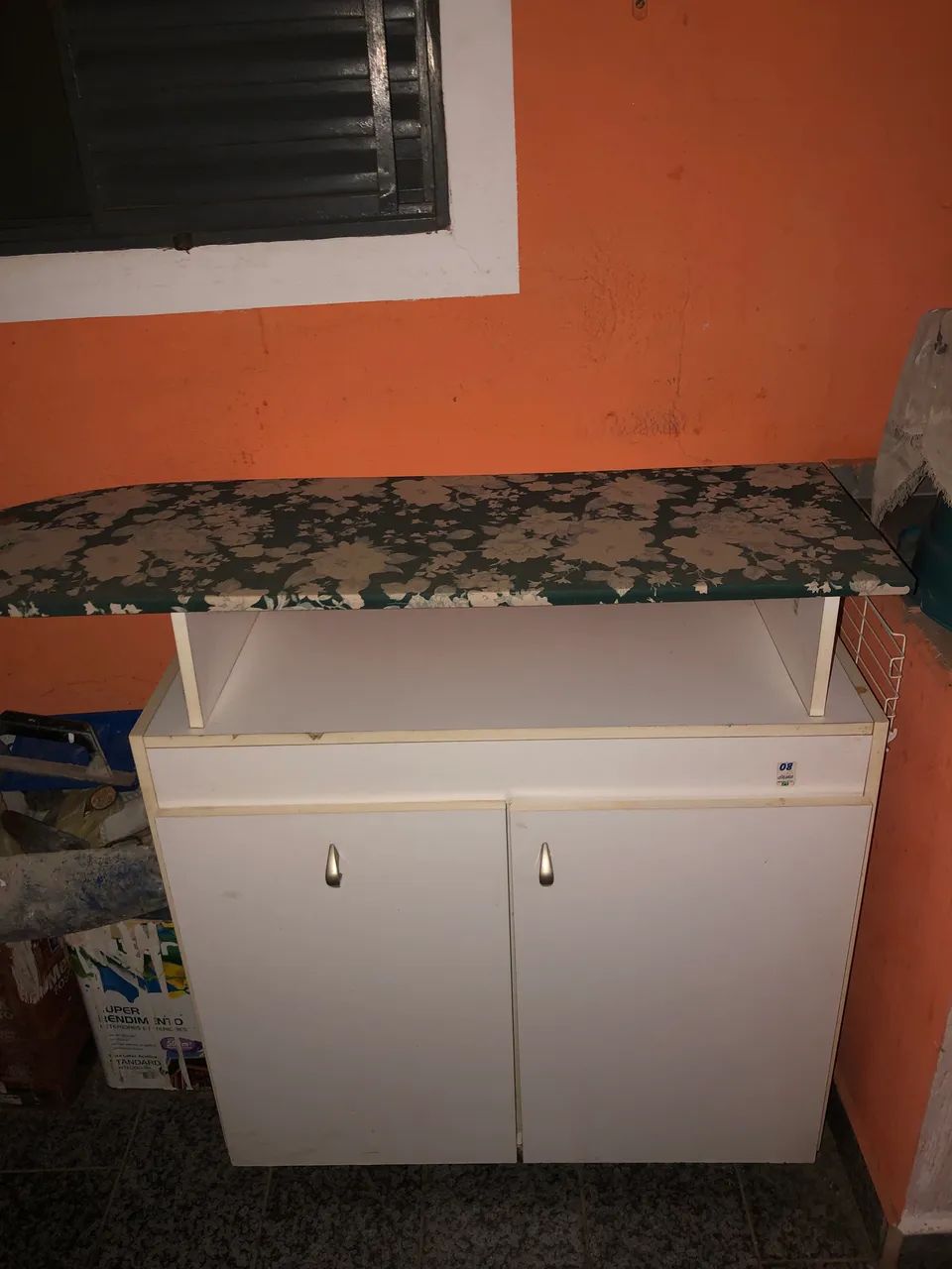 Armário Organizador Multiuso com Tábua de Passar Roupa Integrada
