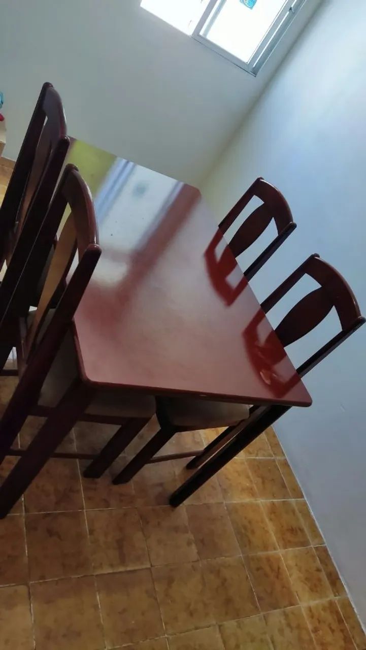 Vendo Messa com quatro cadeiras de madeira 