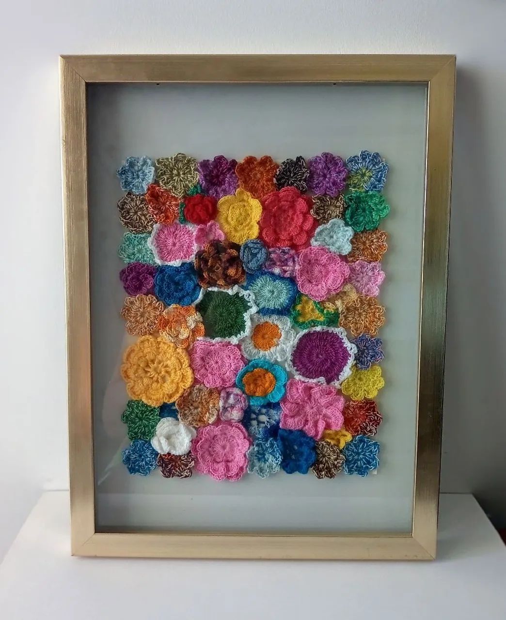 Quadro com flores de crochê 