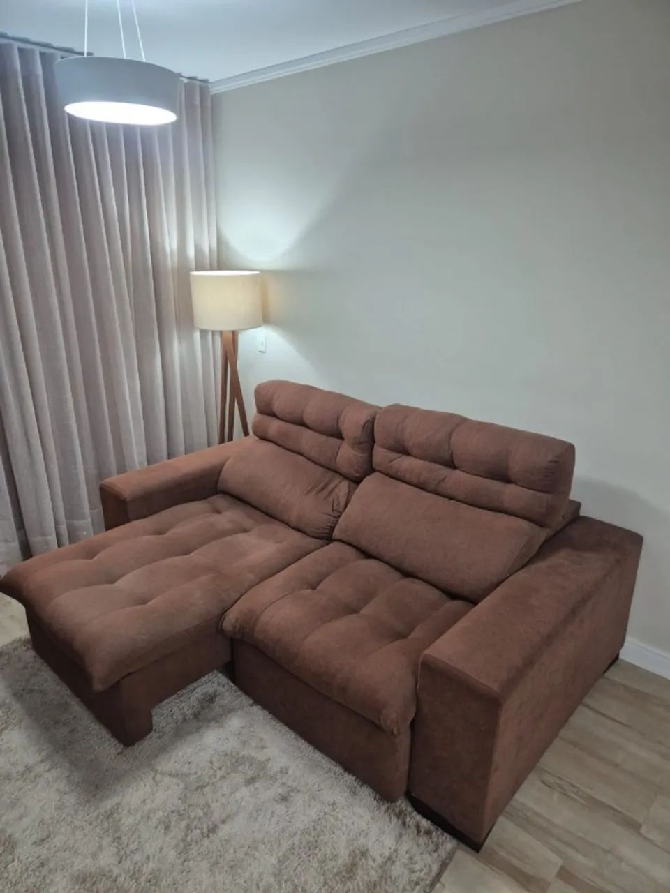 Sofa confortável e em bom estado de conservação.