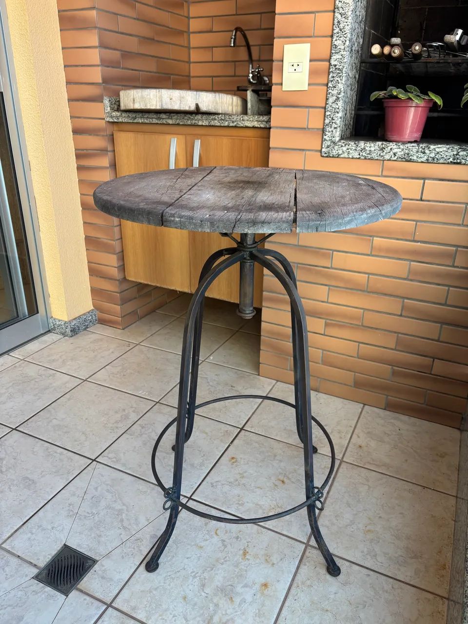 Mesa Bistrô Rústica de Madeira e Ferro - 60 cm