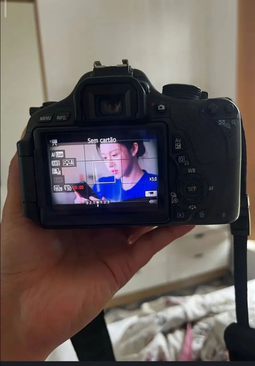 Camera Canon T3I lente 18-55mm e bolsa - Foto 4