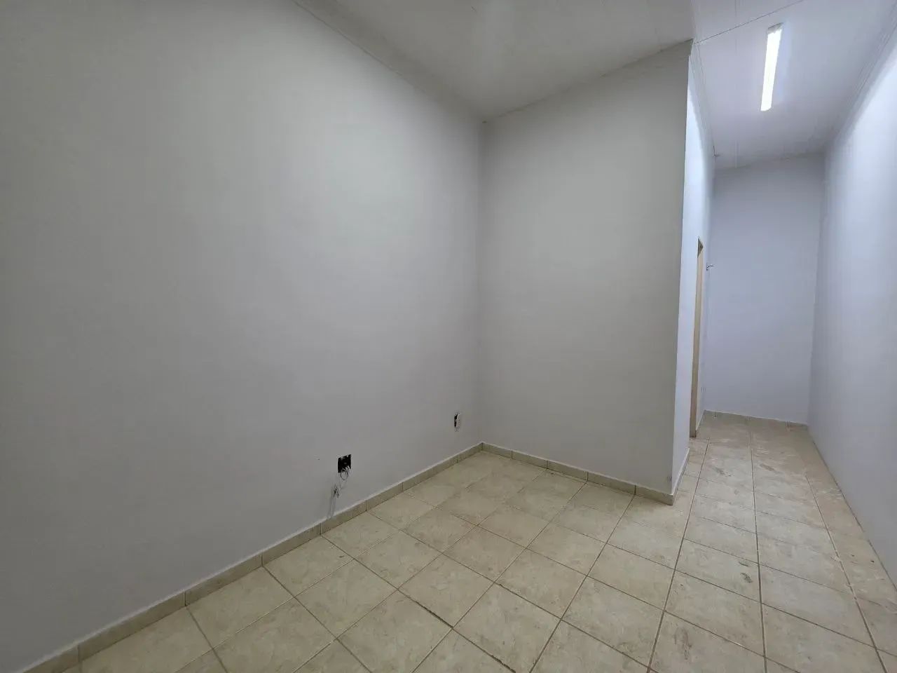 Sala Comercial 1º Pavimento 40 m² com  divisões mais banheiro água incluso - Centro - Foto 2