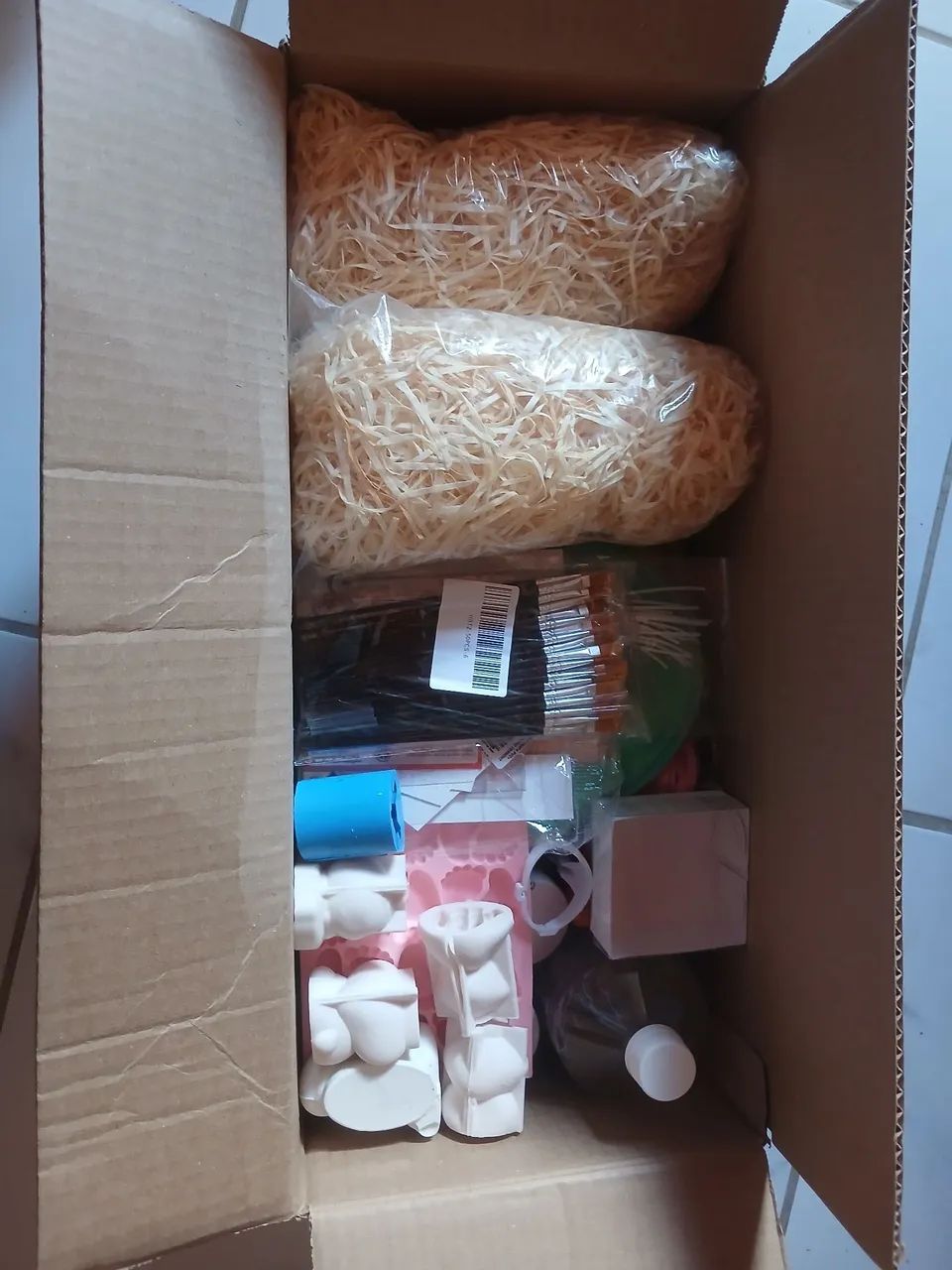 1 Caixa com Produtos de Artesanato Novos e Usados - Foto 2