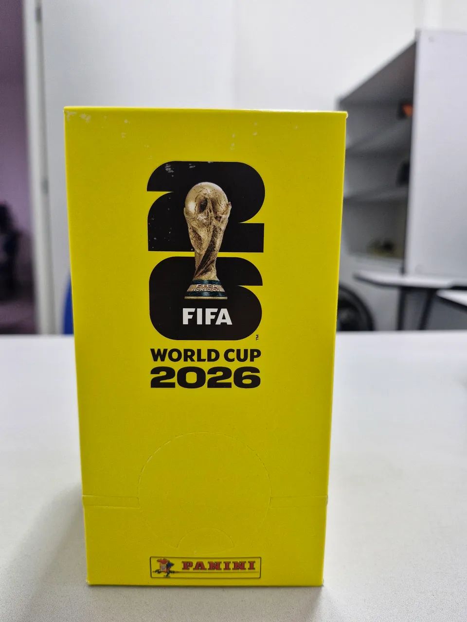 Dispenser Lacrado Original Panini com 100 envelopes de figurinhas da copa