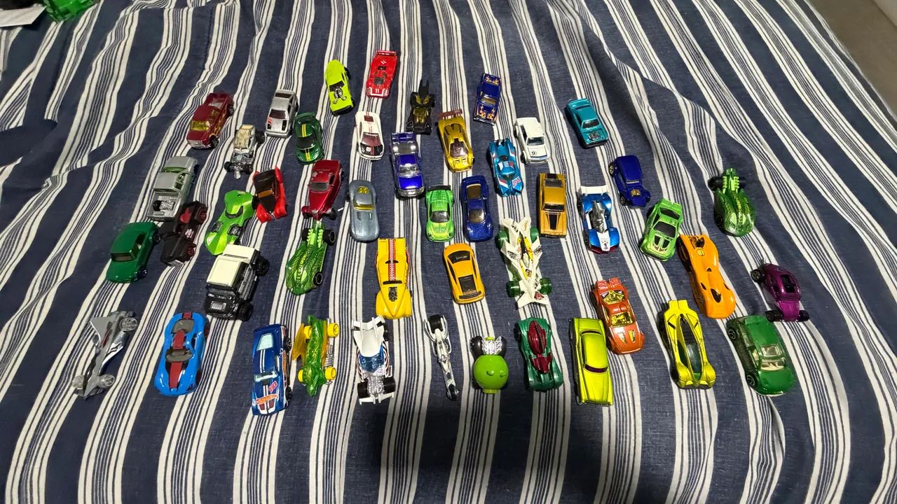 Lote com 50 Carrinhos Hot Wheels  - Coleção Completa - Foto 3