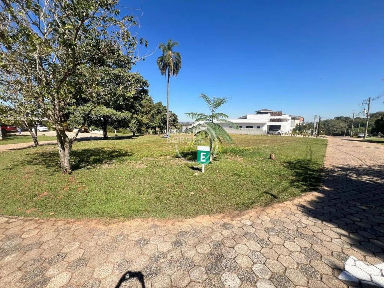 EXCELENTE TERRENO DE ESQUINA EM CONDOMÍNIO - Foto 5