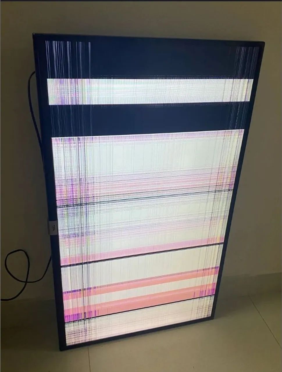 Vendo tv TCL 43 polegadas ( pra retirar peças)