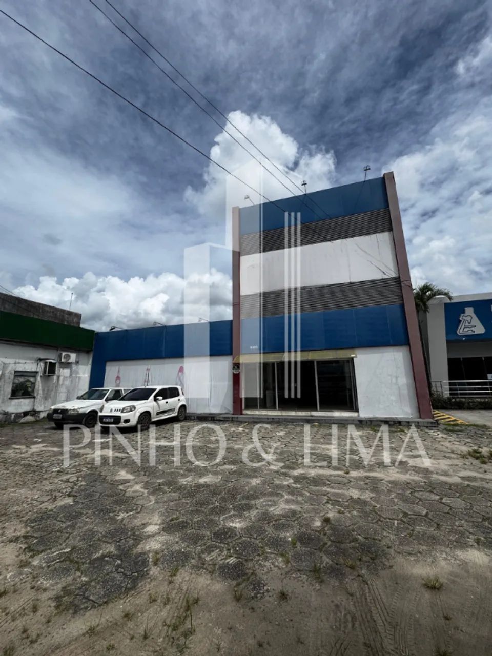 Prédio comercial com 11 salas e múltiplas vagas de garagem no centro da Augusto Montenegro
