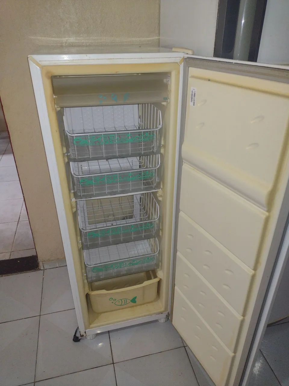 FREEZER VERTICAL COM DEFEITO
