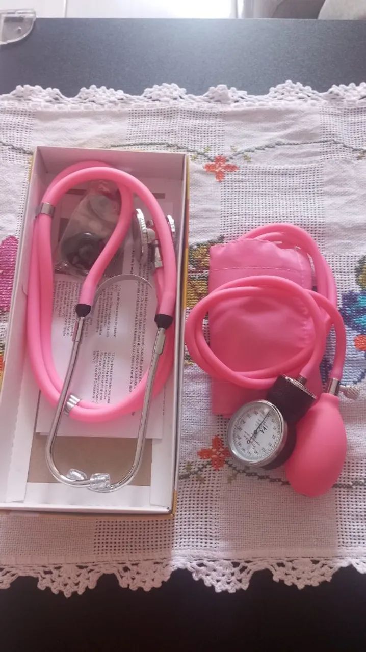 Vendo Estetoscópio e aparelho de pressão.