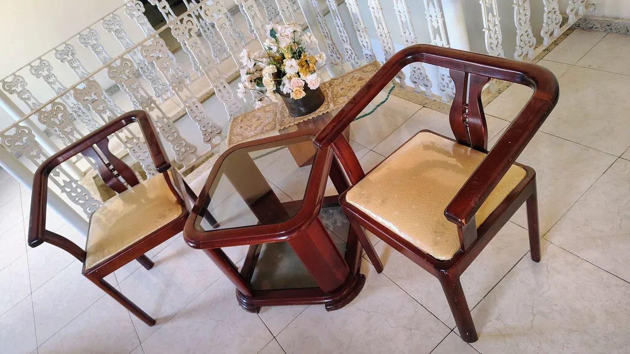 Mesa de centro com cadeiras de madeira 