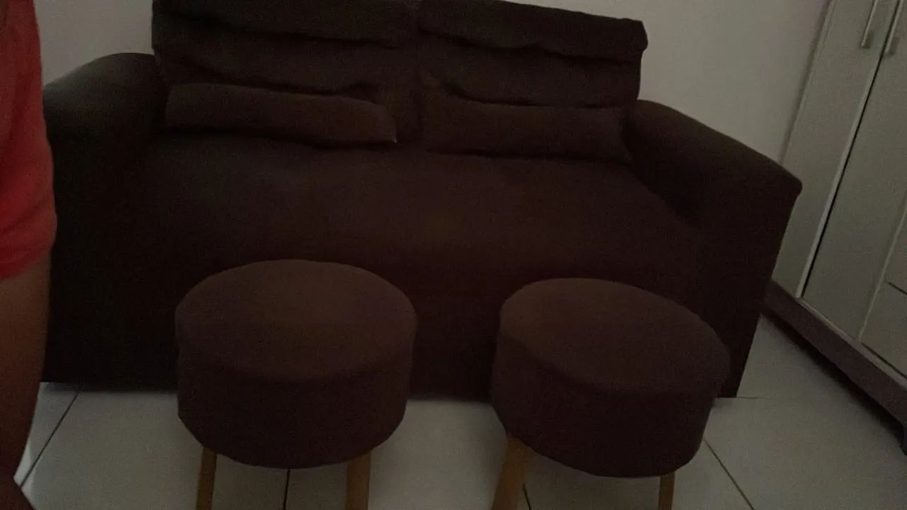 SOFÁ 3 LUGARES USADO MAIS BEM CONSERVADO ACOMPANHA 2 PUFS  - Foto 4