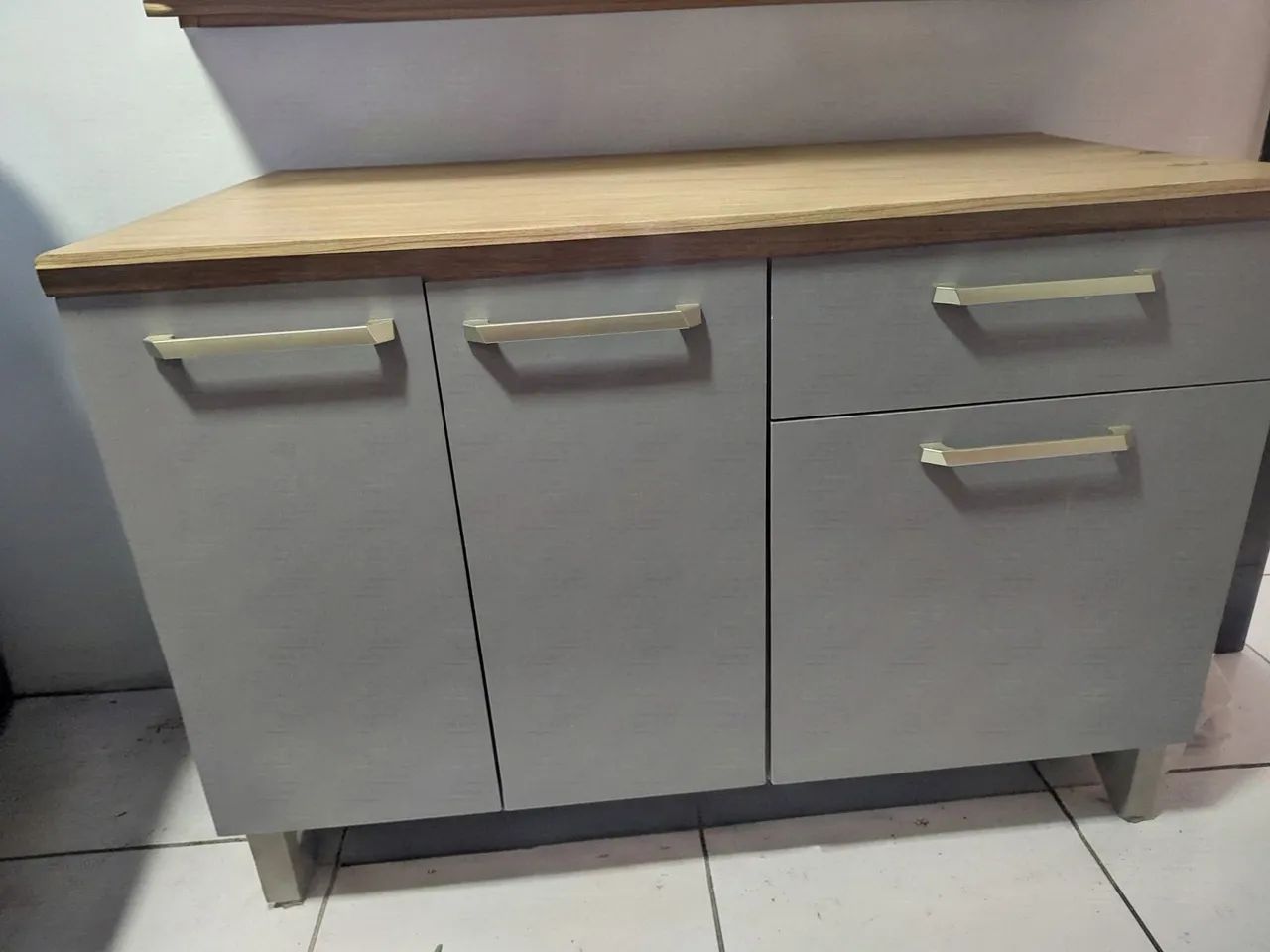 Armário de chão multifuncional 