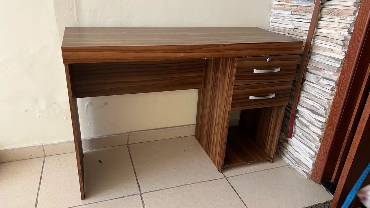 Escrivaninha usada com 2 gavetas - Foto 3