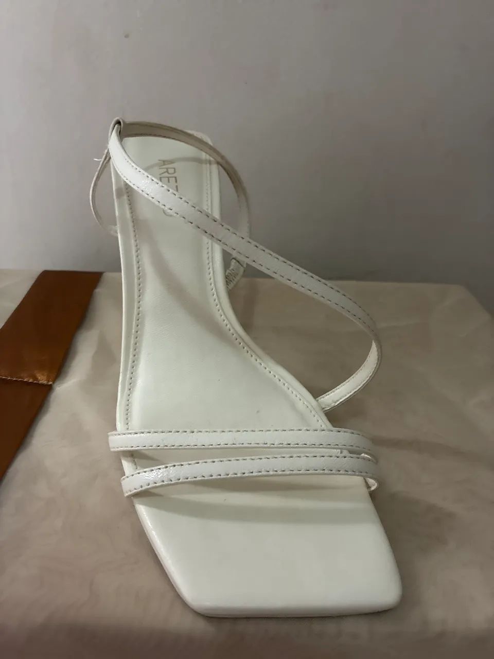 Sandália branca de salto com tiras Arezzo  - Foto 2